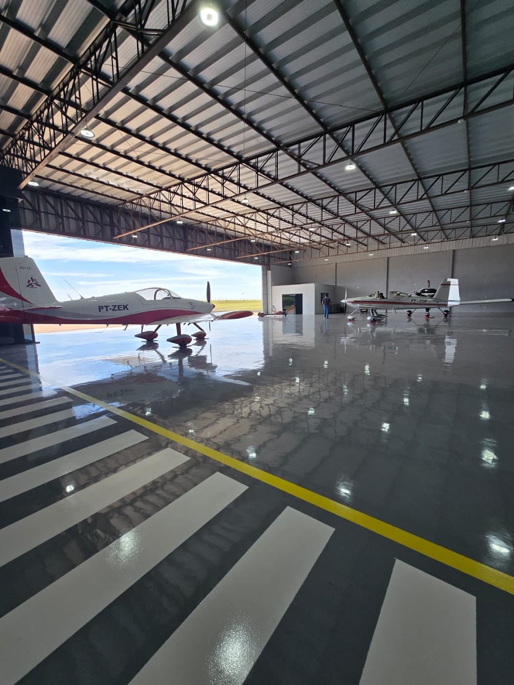 Hangar con piso industrial de alto brillo aplicado por Impactus